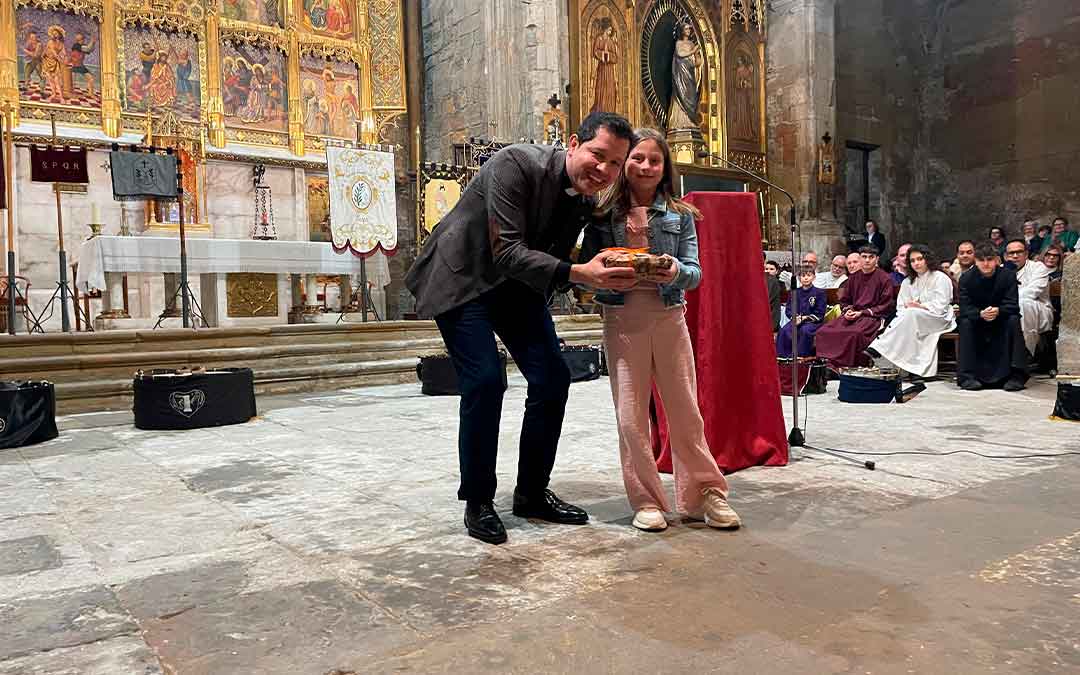 El padre Erdwin entregó el premio a Elsa Blasco./ S.F.