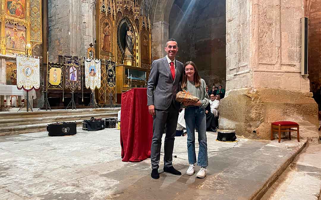 El presidente de la Coordinadora, Marcos Sánchez, entergó el premio a Alicia Peralta./ S.F.