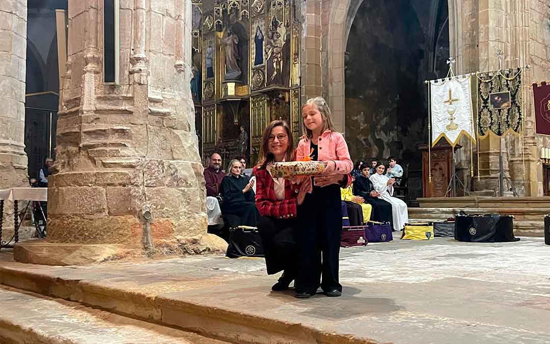 La alcaldesa Ana Jarque hizo entrega del premio a Ángela Blasco./ S.F.