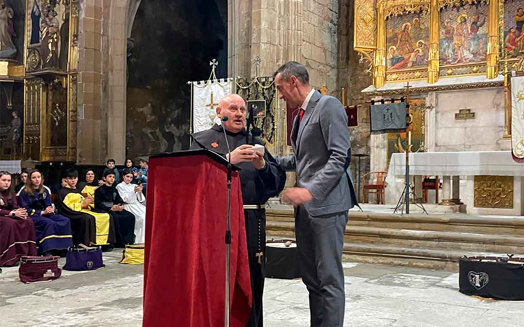 Fray Valentín recibió el Capirote de Honor tras su pregón./ S.F.