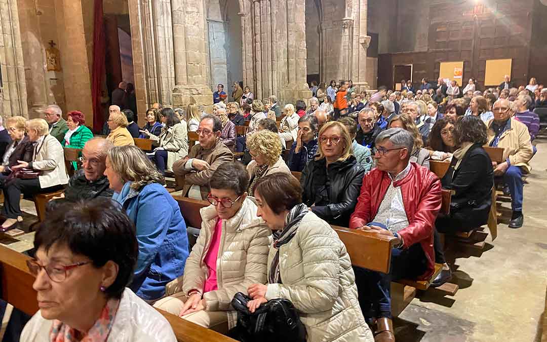 Vecinos y visitantes acudieron a la Colegiata a ver el pregón./ S.F.