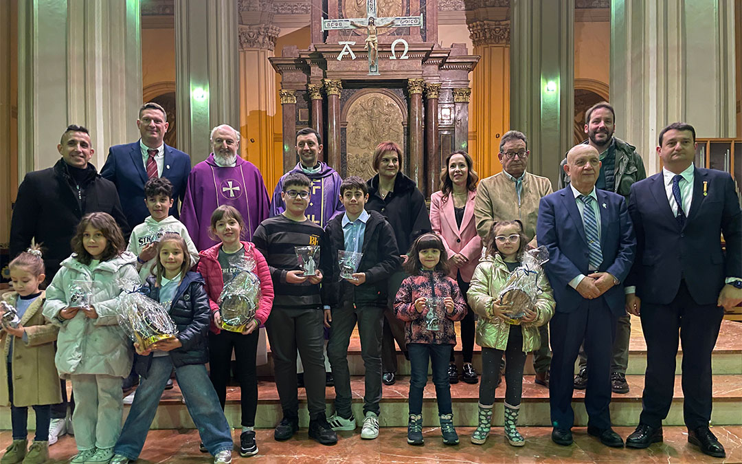 Foto de familia con todos los premiados en el concurso de dibujo de Semana Santa organizado por la Junta Suprema de la Semana Santa de Alcañiz./ María Celiméndiz