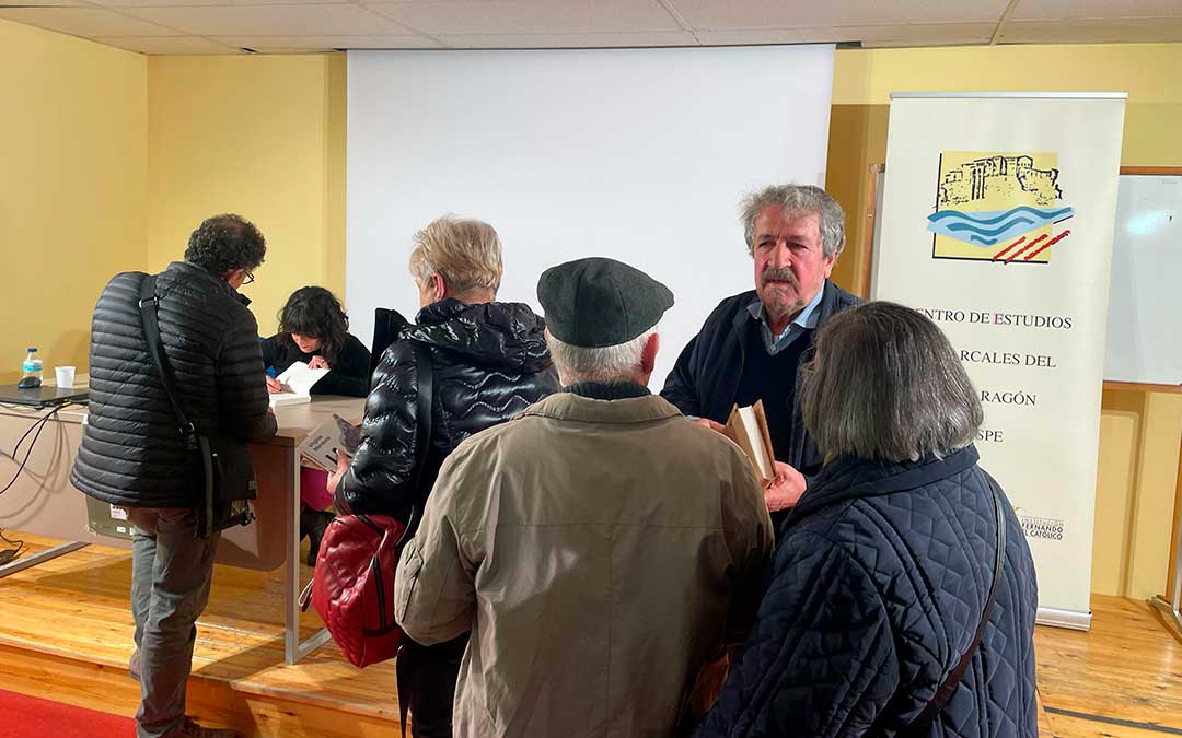 Los caspolinos también aprovecharon para conversar un rato con la autora/ S.F.