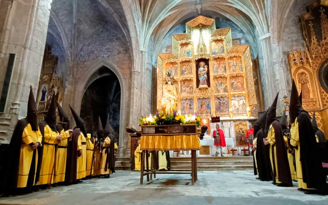 El acto de la sentencia tuvo que celebrarse dentro de la Colegiata./ M. Jesús Clavero