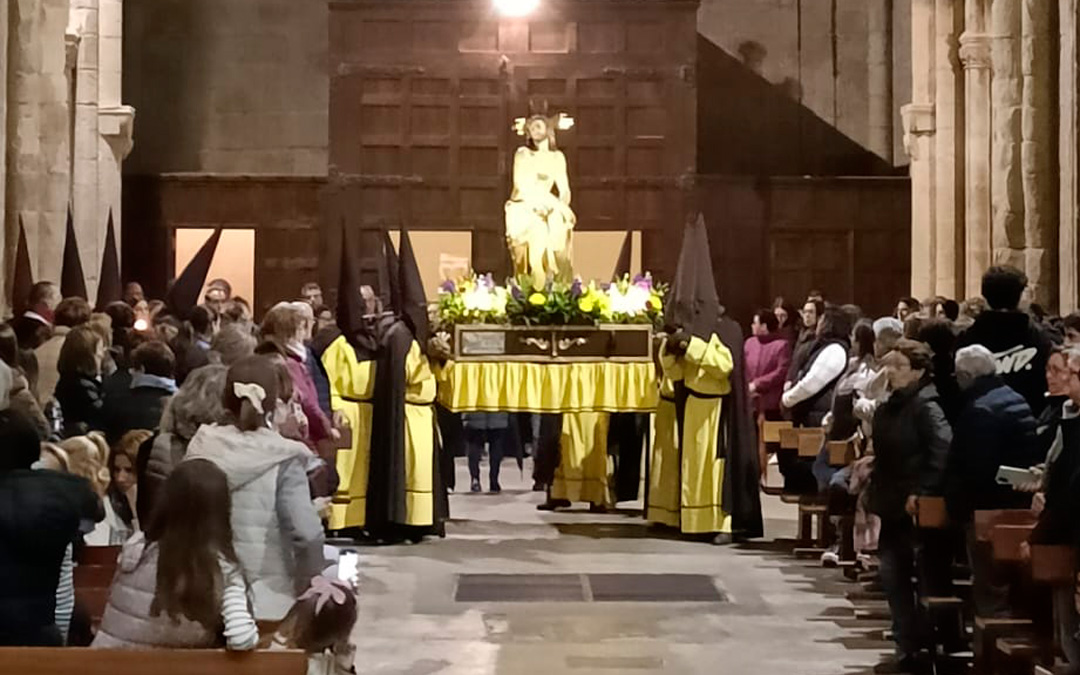 La imagen de Jesús atado a la columna accediendo a la Iglesia./ M. Jesús Clavero