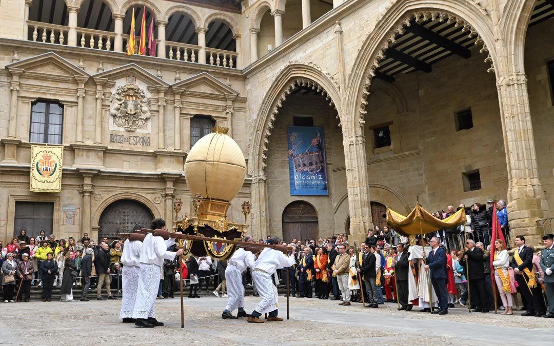 Las tradicionales tres genuflexiones dieron paso a la apertura. /LA COMARCA