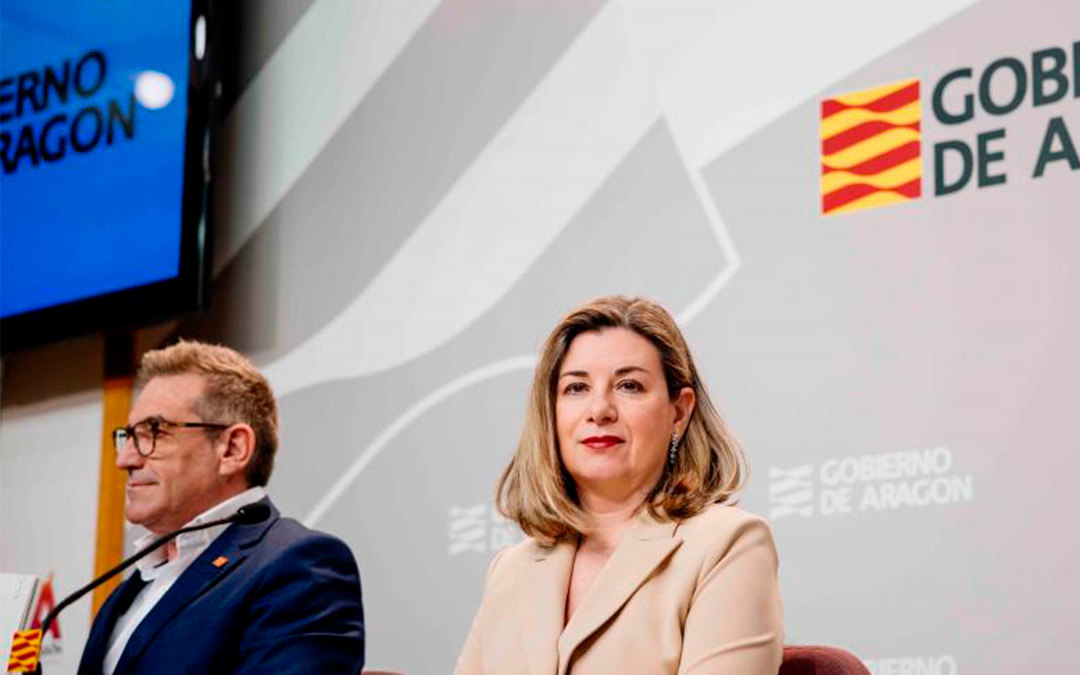 La consejera de Educación, Ciencia y Universidades, Claudia Pérez Forniés, y el director general de Planificación, Centros y FP del Gobierno de Aragón, Luis Mallada, han dado a conocer este martes las novedades del proceso de admisión de alumnos./ DGA