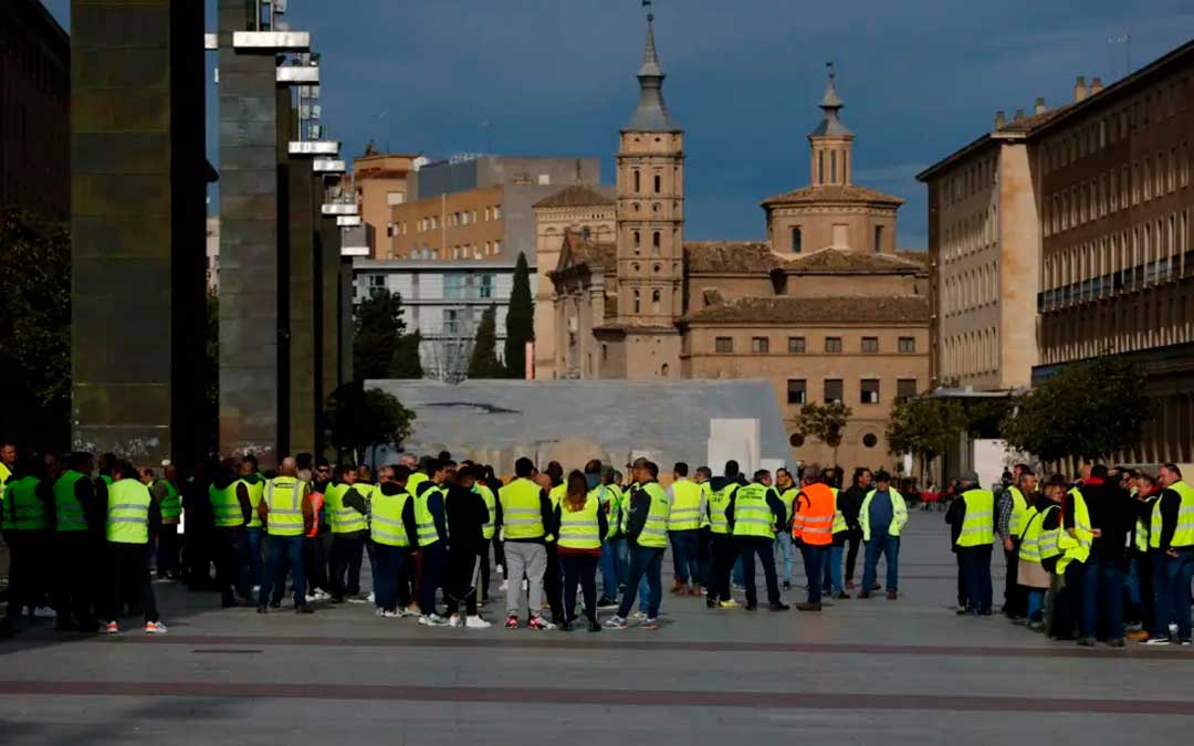 Los manifestantes se han reunido este viernes en la plaza del Pilar./ Heraldo-JOSÉ MIGUEL MARCO