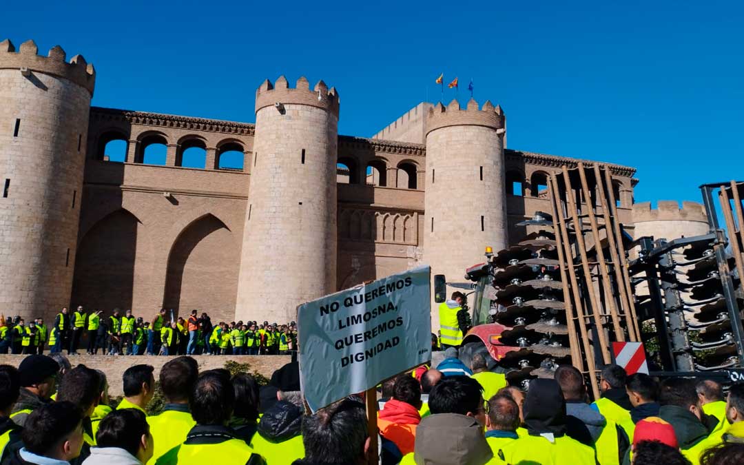 Cientos de manifestantes se han congregado a las puertas de la Aljafería./ Agricultores de las Cuencas Mineras