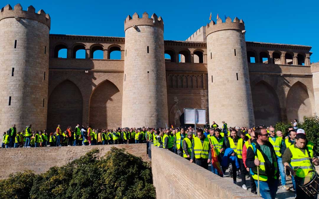 Cientos de manifestantes se congregaron a las puertas de la Aljafería./ Agricultores de las Cuencas Mineras