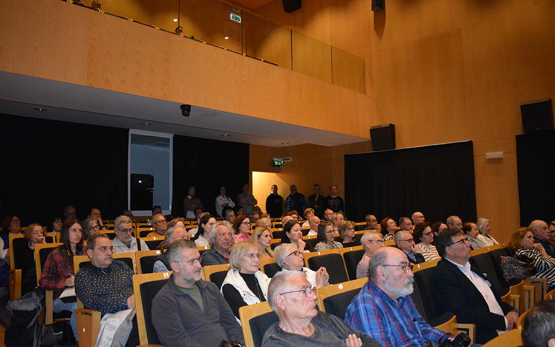 Público asistente al ciclo de conferencias ‘La Semana Santa en el humanismo alcañizano’ este sábado./I.M.