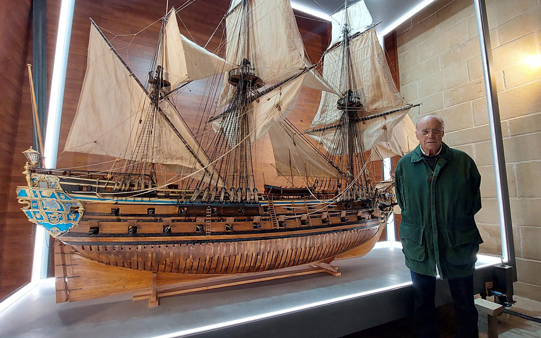 Manel Sánchez junto a la maqueta en el templo de Ráfales y antes de la instalación de la vitrina./ J.L.