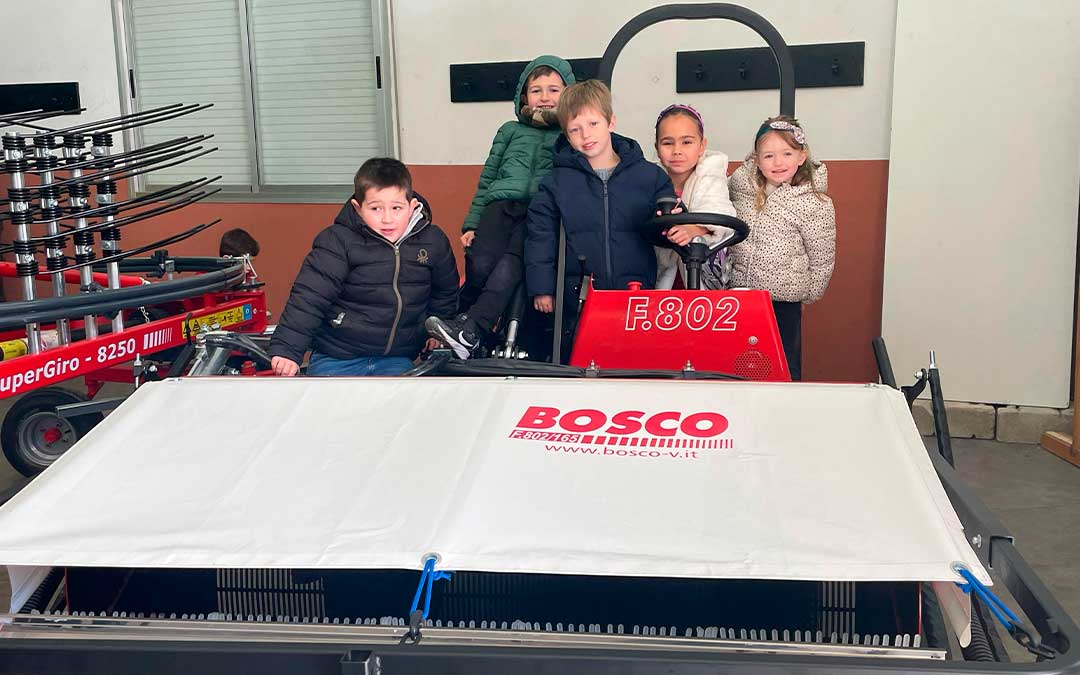 Un grupo de niños subidos a maquinaria de la exposición./ S.F.