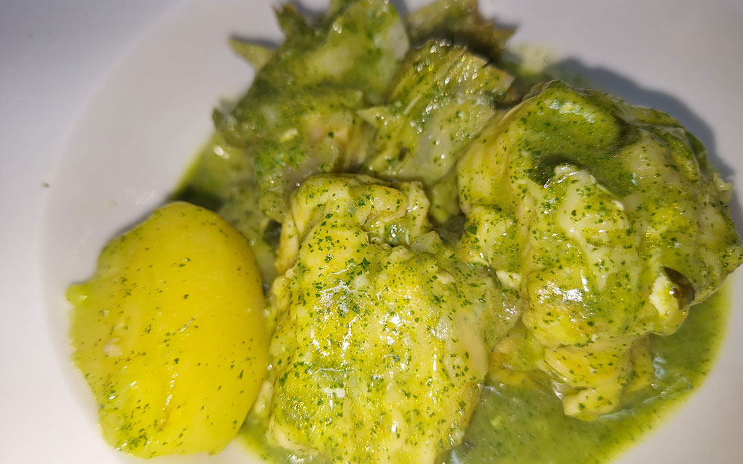 Rape en salsa verde con patata y alcachofa./ Manuel Barrau
