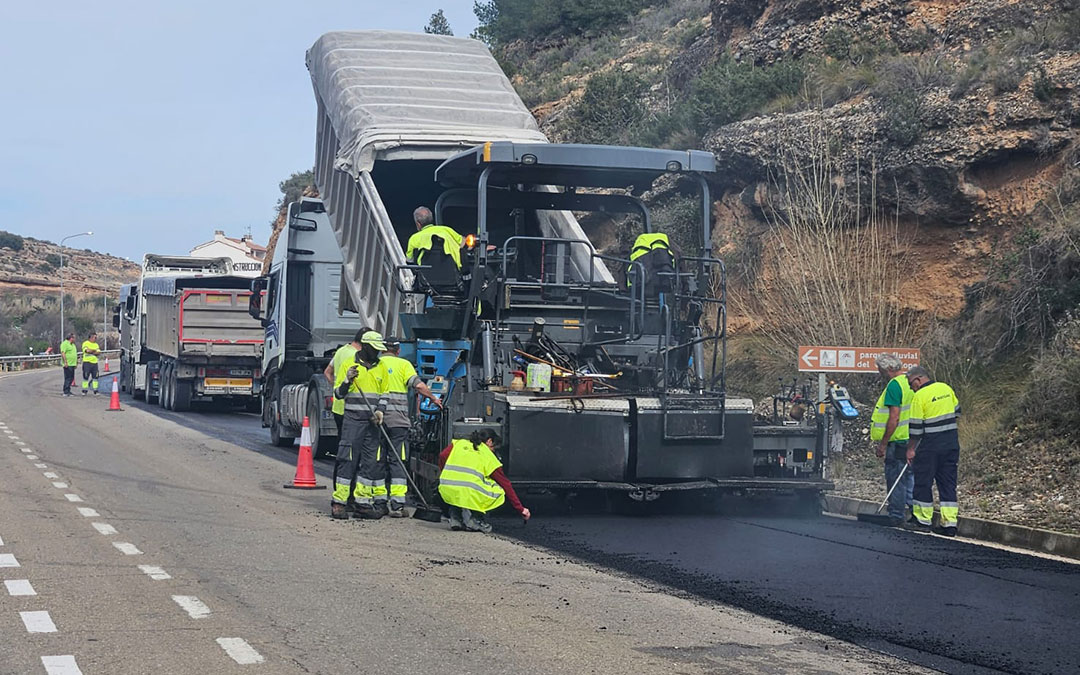 Los trabajos de reasfaltado en la travesia de la N-211 comenzaron a primera hora del lunes./ Ayuntamiento de Alcorisa