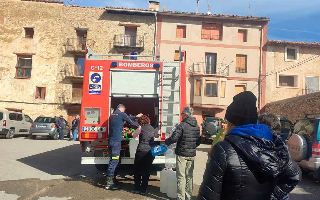 Los Bomberos de la DPT suministran agua de boca a los vecinos de Cantavieja./ Ayuntamiento de Cantavieja