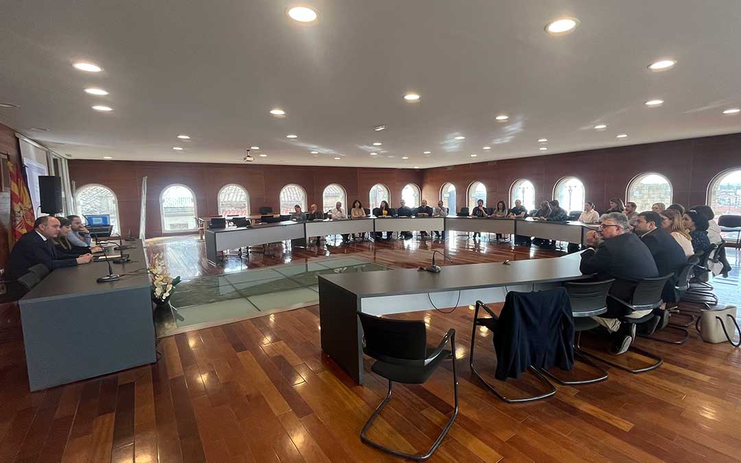 Reunión del director provincial de Educación y los inspectores con directores, AMPAS, Ayuntamiento y Comarca el miércoles./ L. Castel