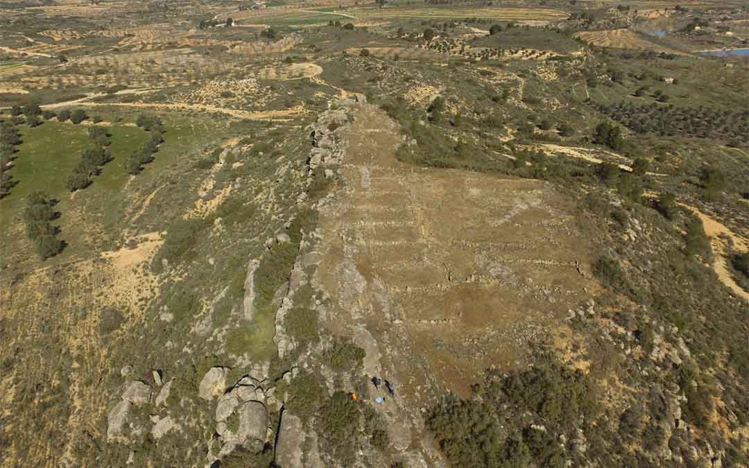 El yacimiento tiene restos de 16 casas adosadas y dos más ubicadas al norte del mismo./ Esther Vicente