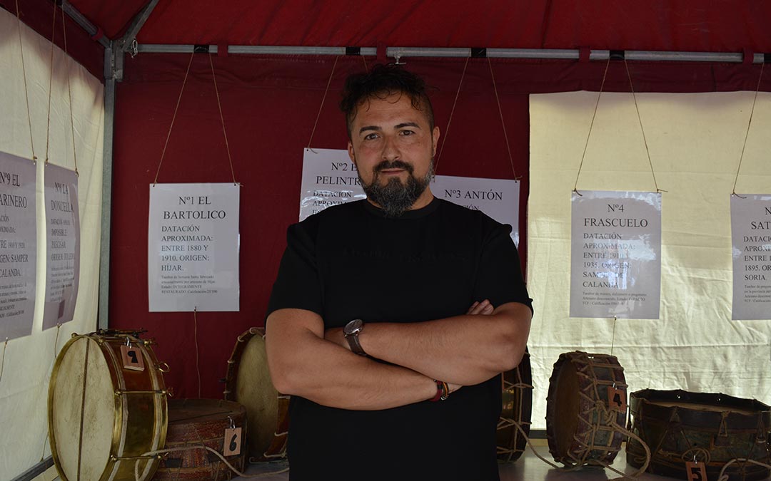 Said Royo con su colección de tambores restaurados presente en la feria./I.M.