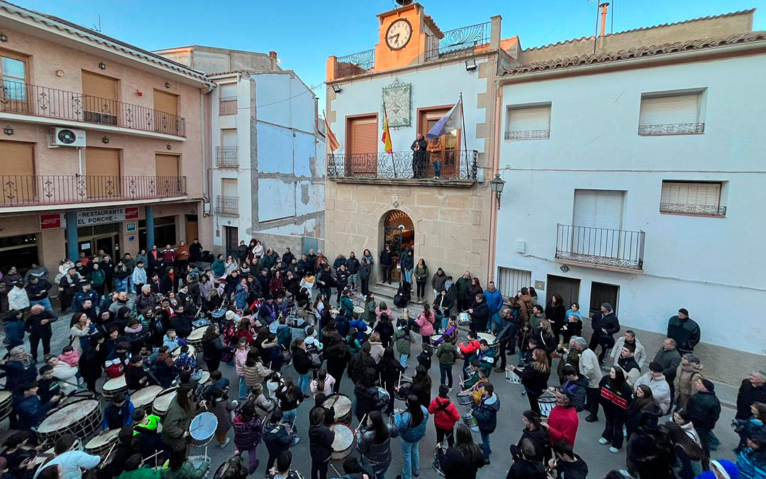 La plaza de Samper con samperinos y alcorisanos juntos rompiendo la hora el domingo. / Escuela del Tambor de Samper