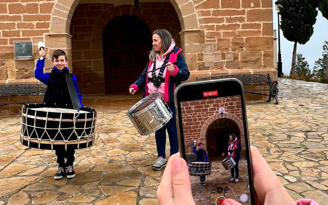 Grabación de las marchas con Laura Igado, una de las monitoras, a petición del grupo para practicar en cualquier momento y en cualquier lugar. / Escuela del Tambor de Samper de Calanda