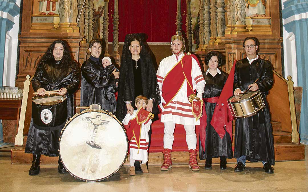 Irene Latorre, de Manola, sujeta a su hijo Mateo junto a su marido Ignacio Farjas, que sostiene a la pequeña Manuela. Inés Latorre lleva el tambor de los Tradicionales, y su pareja, Alejandro Gracia, el uniforme de cabo Alabardero. Mariví Latorre luce la túnica de La Dolorosa junto a su hermano Javier Latorre, orgulloso tamborilero y abuelo de los pequeños. / B. Severino