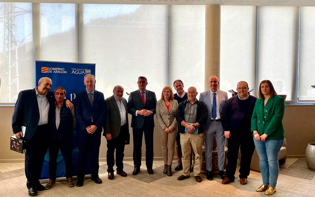 El consejero Manuel Blasco, en el cierre de la jornada, junto a otros representantes institucionales./ DGA