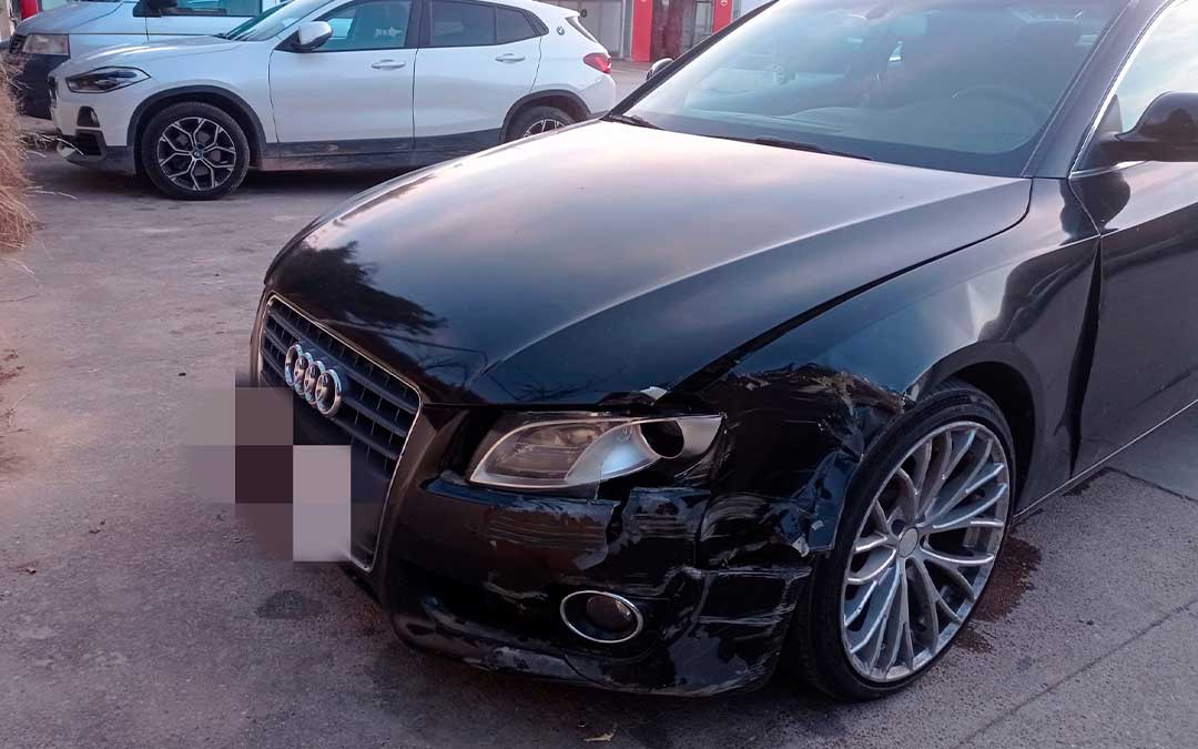 El vehículo del detenido tras ser interceptado./ Policía Local de Caspe