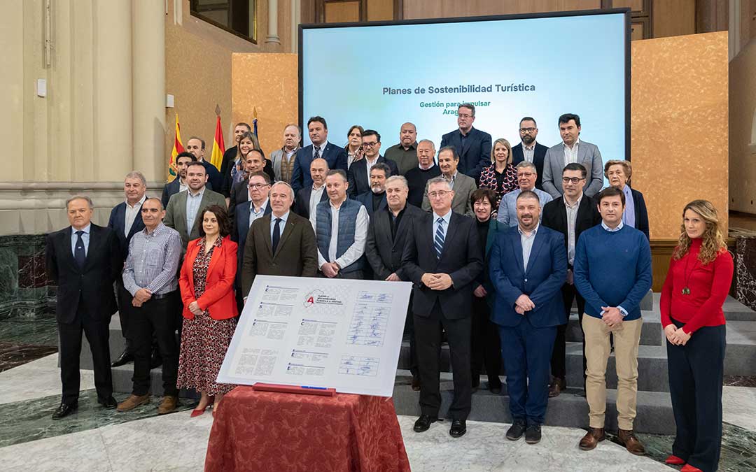 Foto de familia de los representantes de las entidades durante la última reunión./ DGA