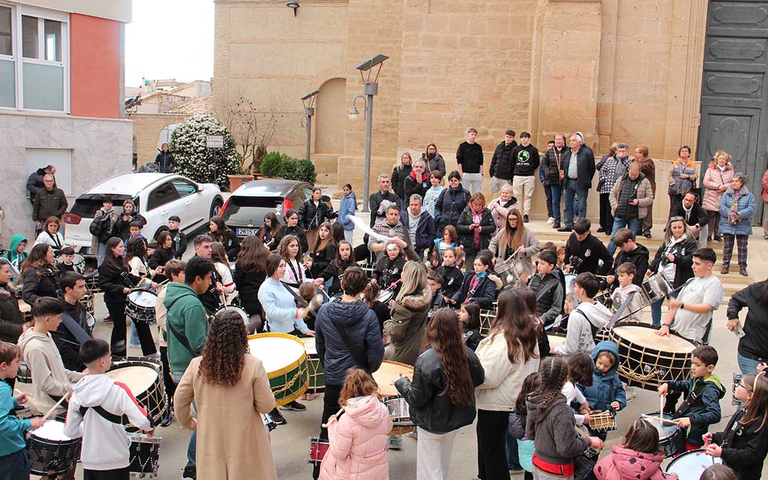 La alcaldesa, Silvia Blasco, marcó el cese del toque de romper la hora al estilo urreano: agitando el pañuelo blanco. / B. Severino