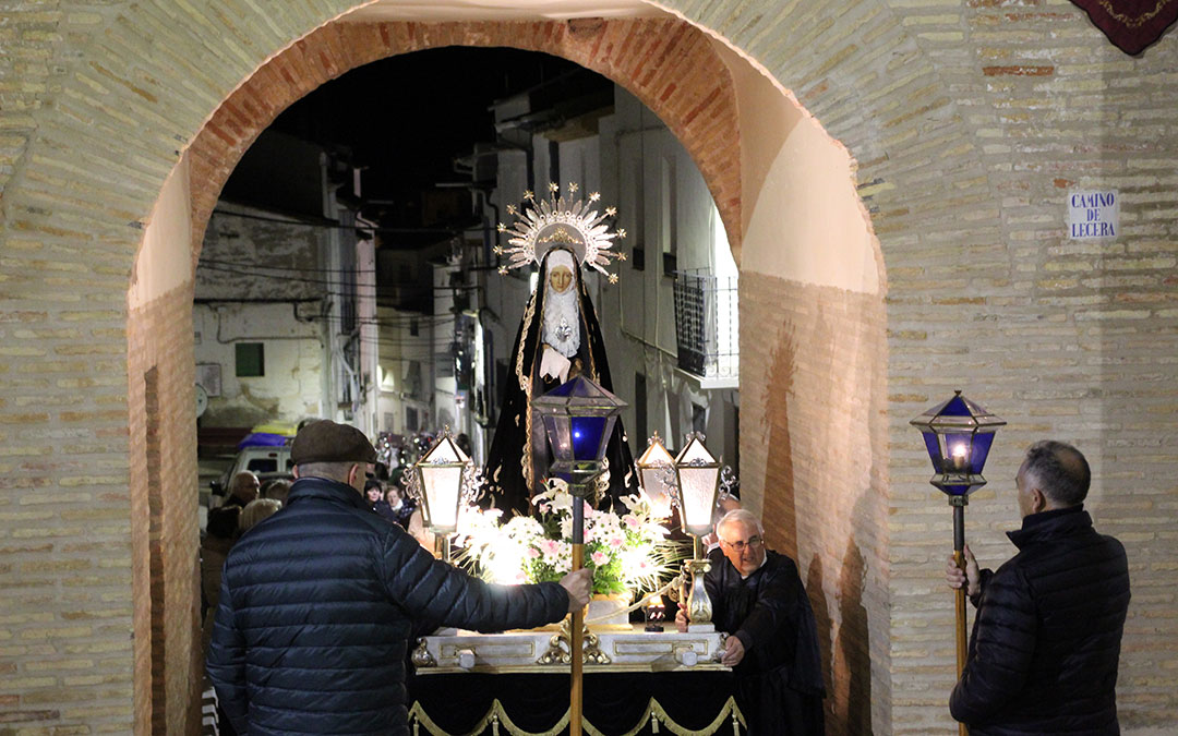 Paso de la Dolorosa bajo el arco de San Roque en el Encuentro urreano. / B. Severino