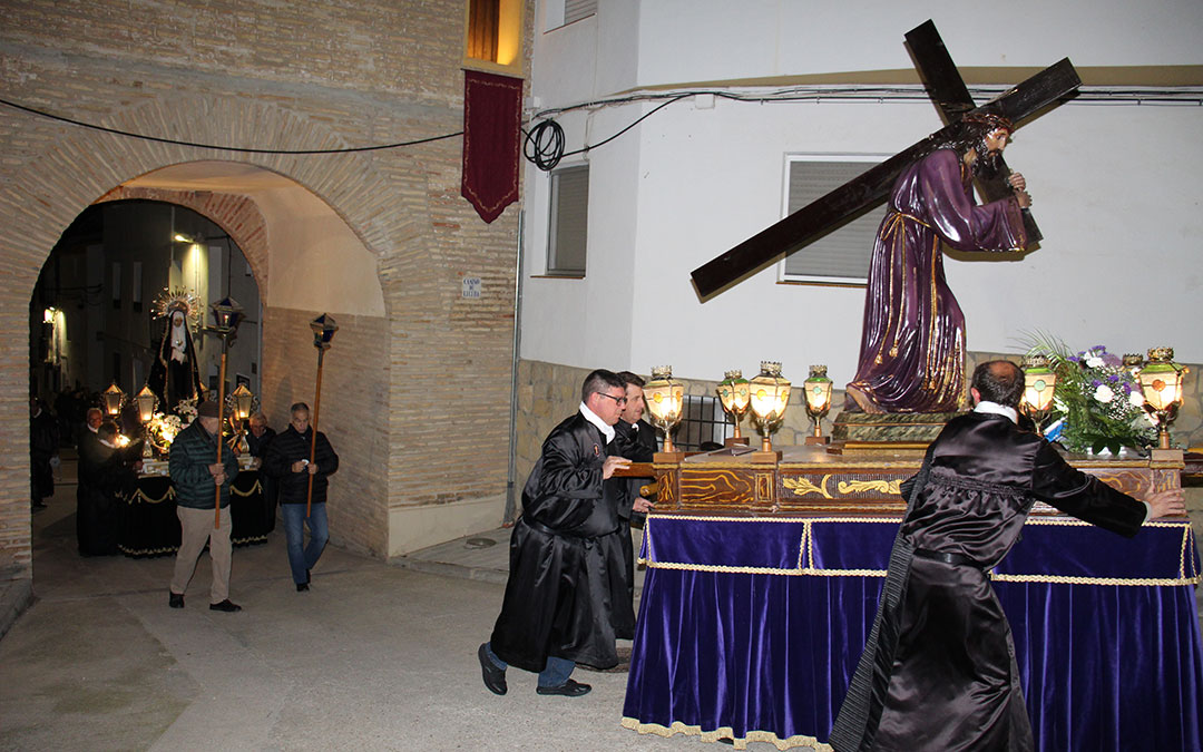 Nazareno y Dolorosa procesionan juntos en el Encuentro de Urrea de Gaén. / B. Severino