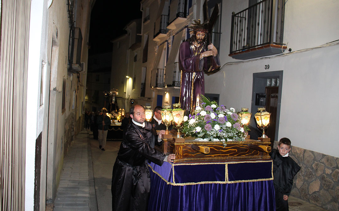 Avance del Nazareno en la calle principal de Urrea en el Encuentro. / B. Severino