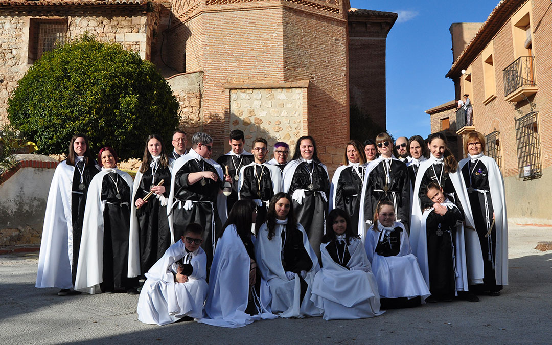 Foto de grupo de la Cofradía de la Virgen del Rosario de Utrillas./ J.L.