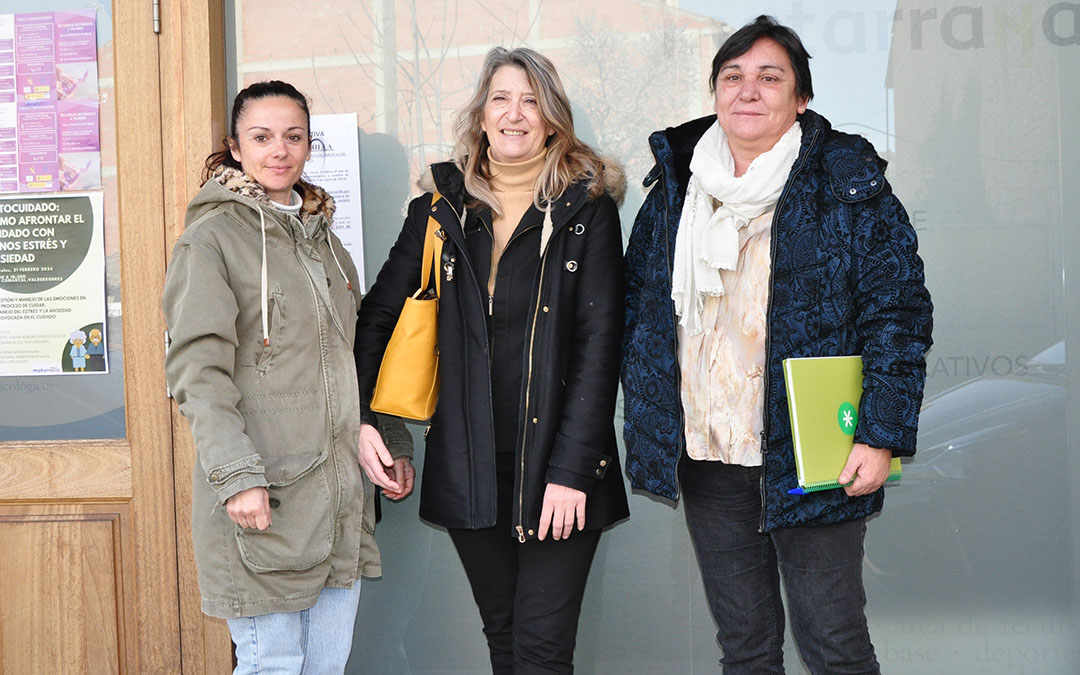 Nerea Caldu, vicepresidenta comarcal; Diana Albors, psicóloga y Gemma Aparicio, directora del Centro de la Mujer./ J.L.
