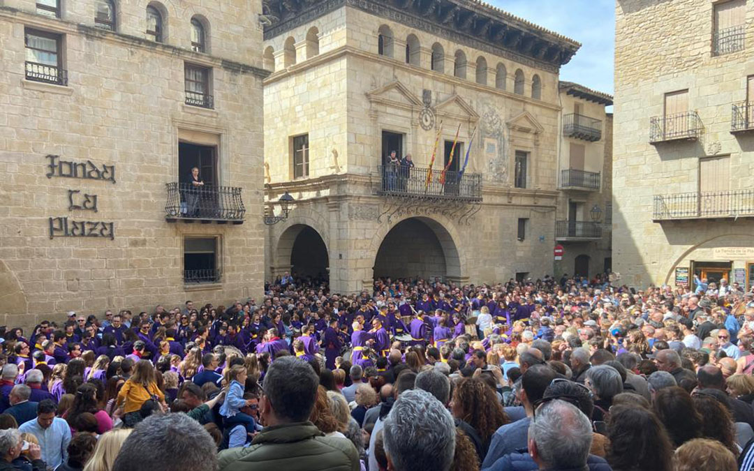 IMAGEN DE ARCHIVO. La plaza de España de Valderrobres acogió en 2024 la tradicional Rompida del Viernes Santo./ Junta Santo Entierro.