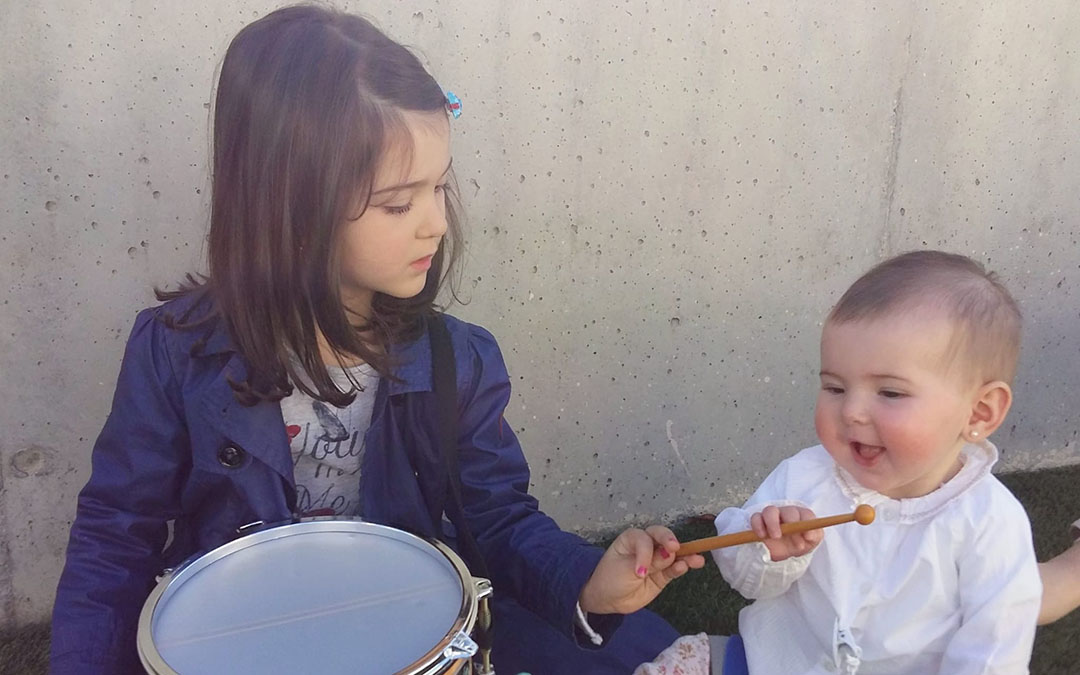 Ariadana y Clara conviven desde pequeñas con la tradición tamborilera que existe ya en la familia. Ambas se decantan por el tambor. En la imagen durante la Semana Santa de 2018./ L.C.