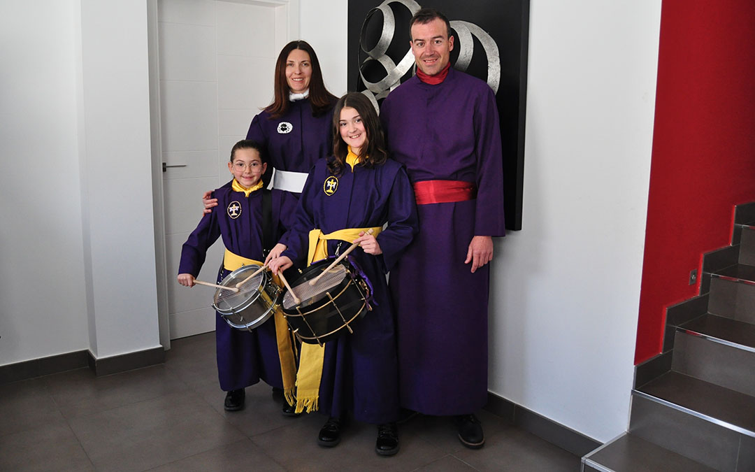 Ana Belén, Sergi, Ariadna y Carla tienen ya preparados sus tambores y túnicas para salir en procesión. En el caso de Sergi lo hará como costalero, Ana Belén y Ariadna saldrán en procesión y Carla acompañará al resto de familia hasta que el próximo año salga en procesión./ J.L.