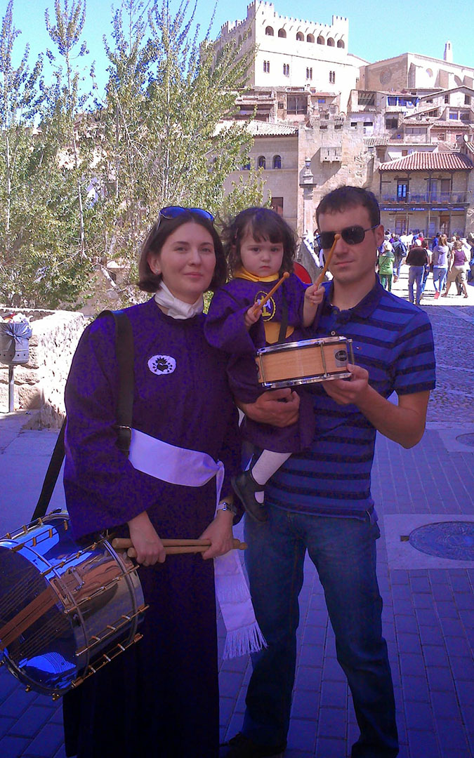Imagen de la familia, durante una Semana Santa y antes de que llegase Clara./ L.C.