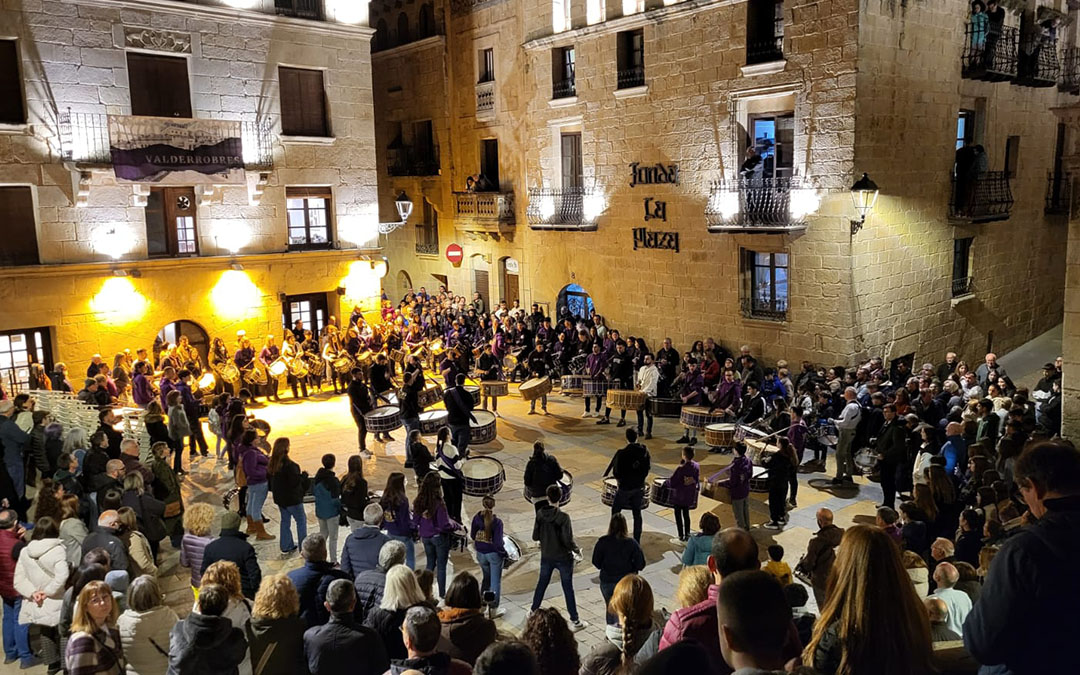 La tamborrada de la Plaza de España que tuvo lugar el sábado contó con una masiva participación./ Junta Santo Entierro.