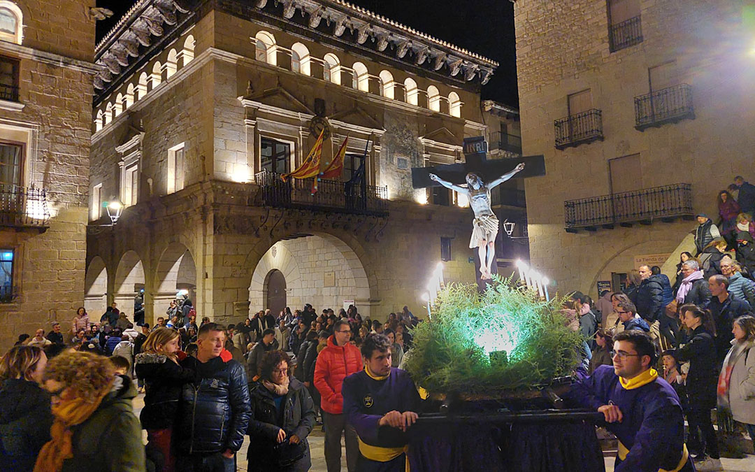 La plaza de España ha congregado a centenares de personas durante el Vía Crucis./ J.L.