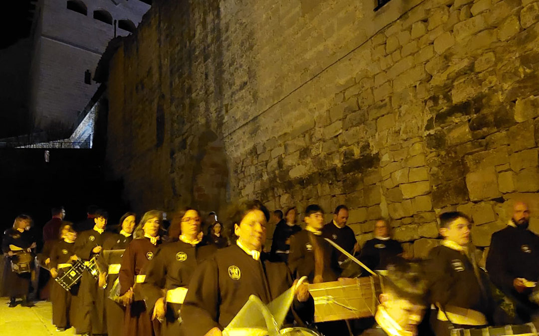 La procesión saliendo del Portal de Bergós./ J.L.