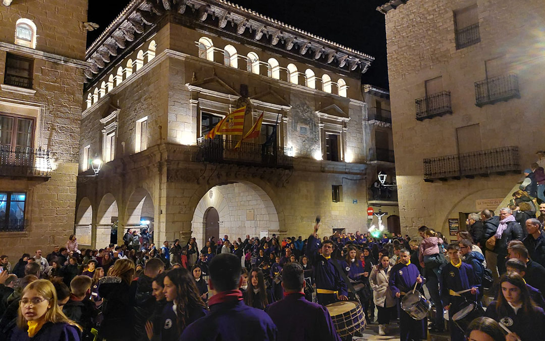 Durante el Vía Crucis del Miércoles Santo se reúnen cofrades de todos los grupos valderrobrenses../ J.L.