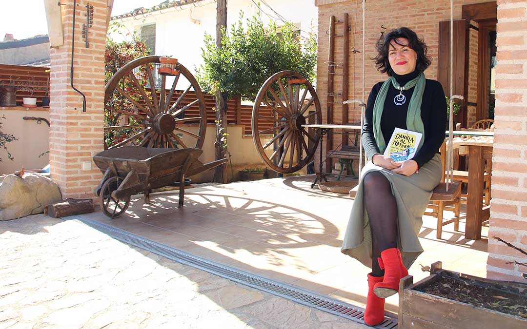 Sonia Bel Faci en su casa con sus botas rojas y con Daniela en el regazo el día antes del 29 de febrero, su cumpleaños: "¿Influirá la fecha? Creo que sí", ríe. / B. Severino