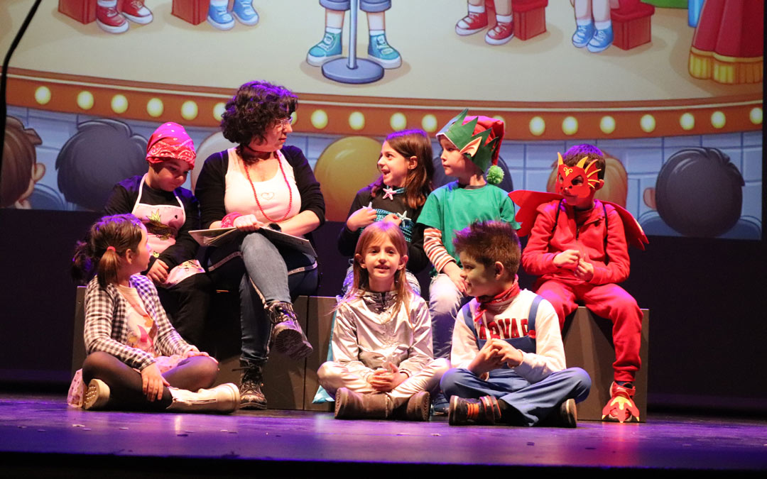 La búsqueda del moco más rico del mundo se llevó a dilema con el grupo de teatro joven de Valjunquera. /N.A.