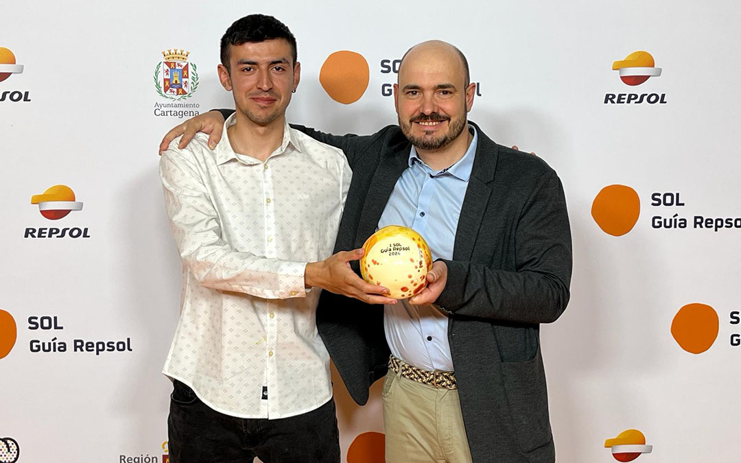 Alejandro Gil, de Peñarroya de Tastavins y Rubén Catalán, de Maella, son respectivamente segundo y jefe de concina del Restaurante de La Torre del Visco./ L.C.