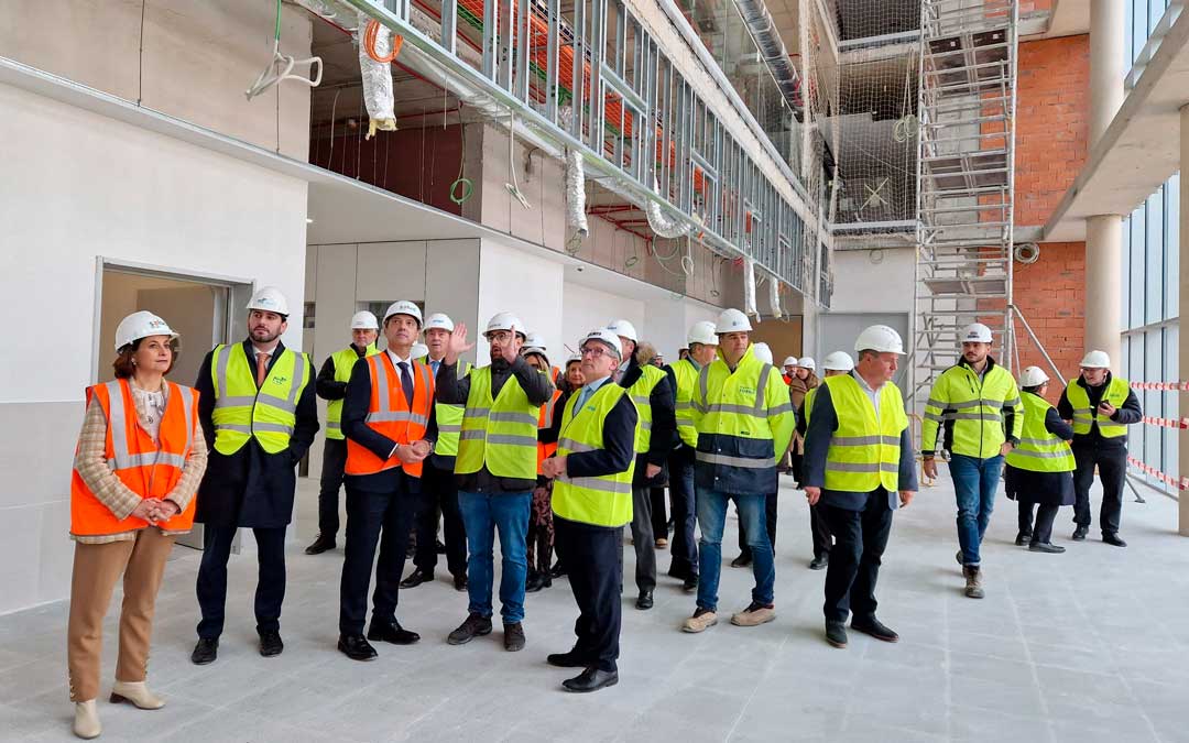 El consejero de Sanidad, José Luis Bancalero ha visitado las obras del futuro hospital de Teruel acompañado del vicepresidente Alejandro Nolasco y la alcaldesa de Teruel, Emma Buj./ DGA