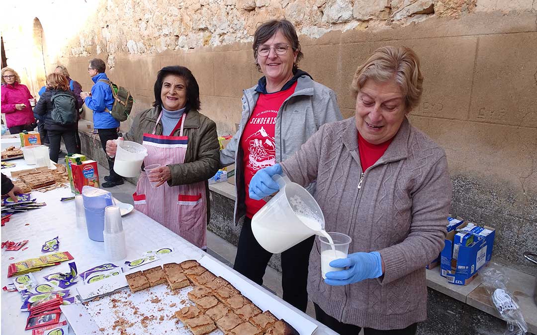 Algunas de las voluntarias de la Marcha Senderista del Matarraña./ Alba Zurita