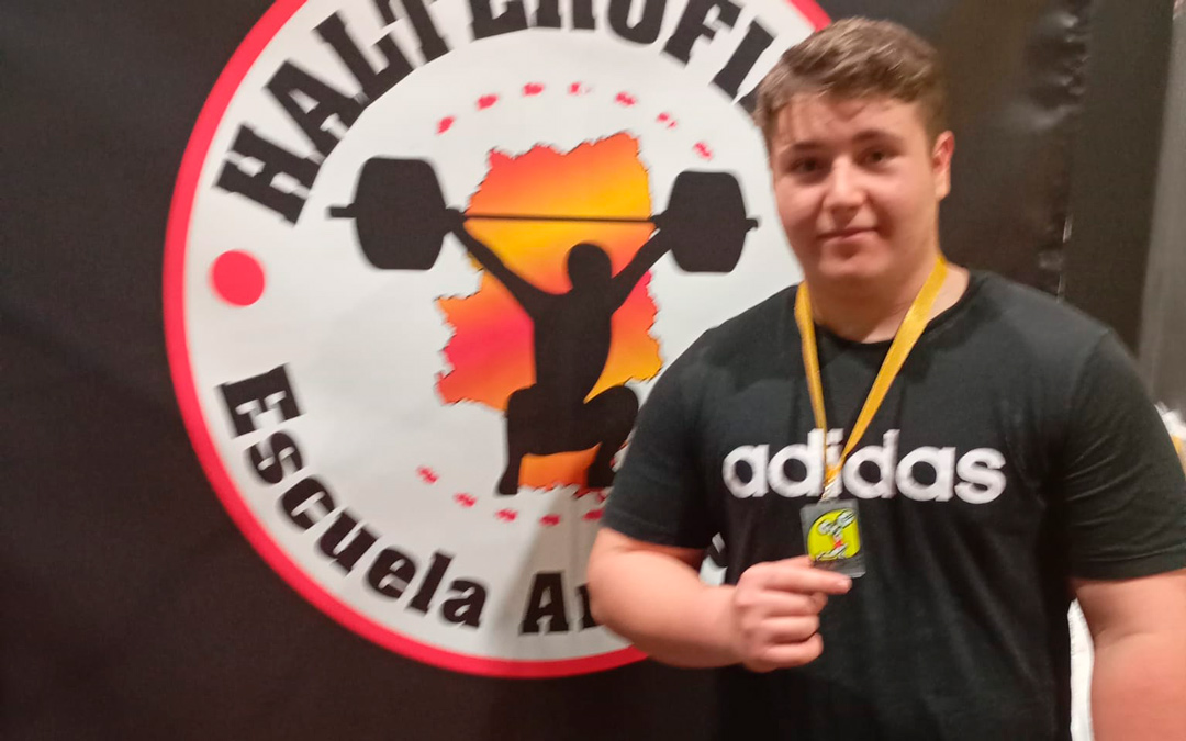 Con la nueva medalla en mano, Carlos posa sonriente. /FAMILIA MAGALLÓN