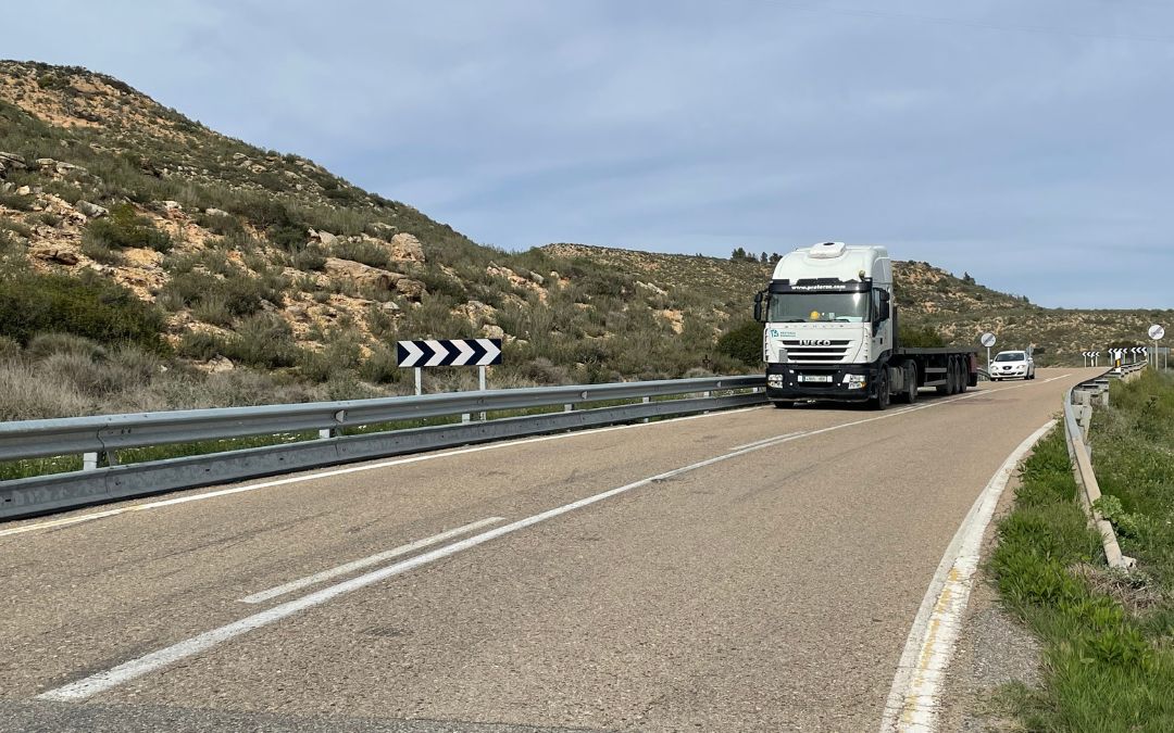En algunos tramos de la N-211 entre Caspe y Mequinenza casi no hay arcén./ S.F.